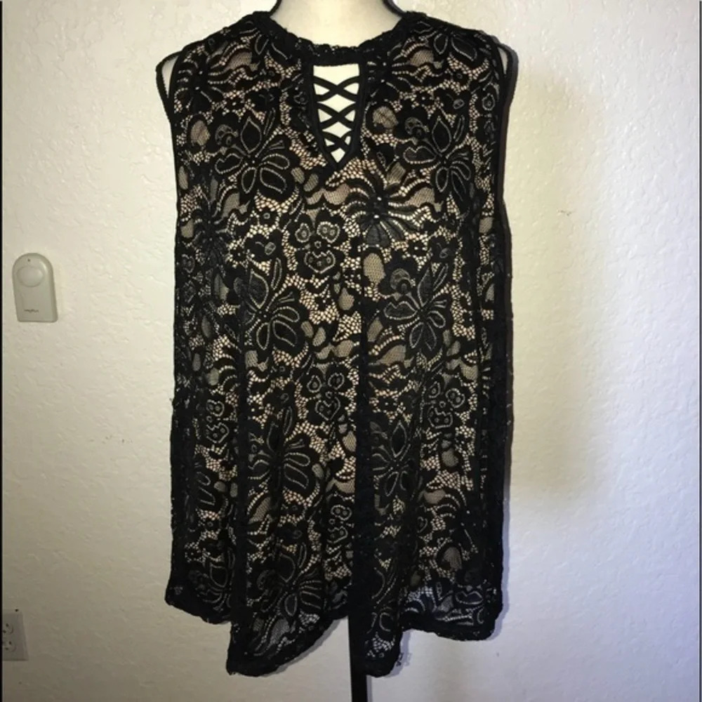 ⭐️ Lacey top, so cute!⭐️